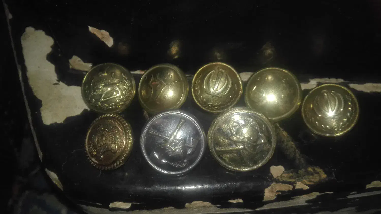 تعدادی دکمه قدیمی  به رنگه طلا|کلکسیون اشیاء عتیقه|فرمهین, |دیوار