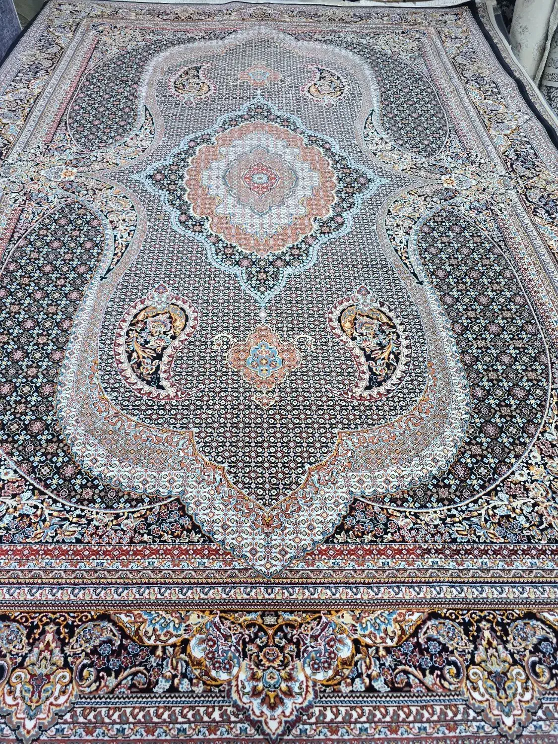 ۴تخته۹متری شاه‌ماهی سرمه‌ای۷۰۰شانه۲۵۵۰تراکم|فرش|مهاباد (آذربایجان غربی), |دیوار