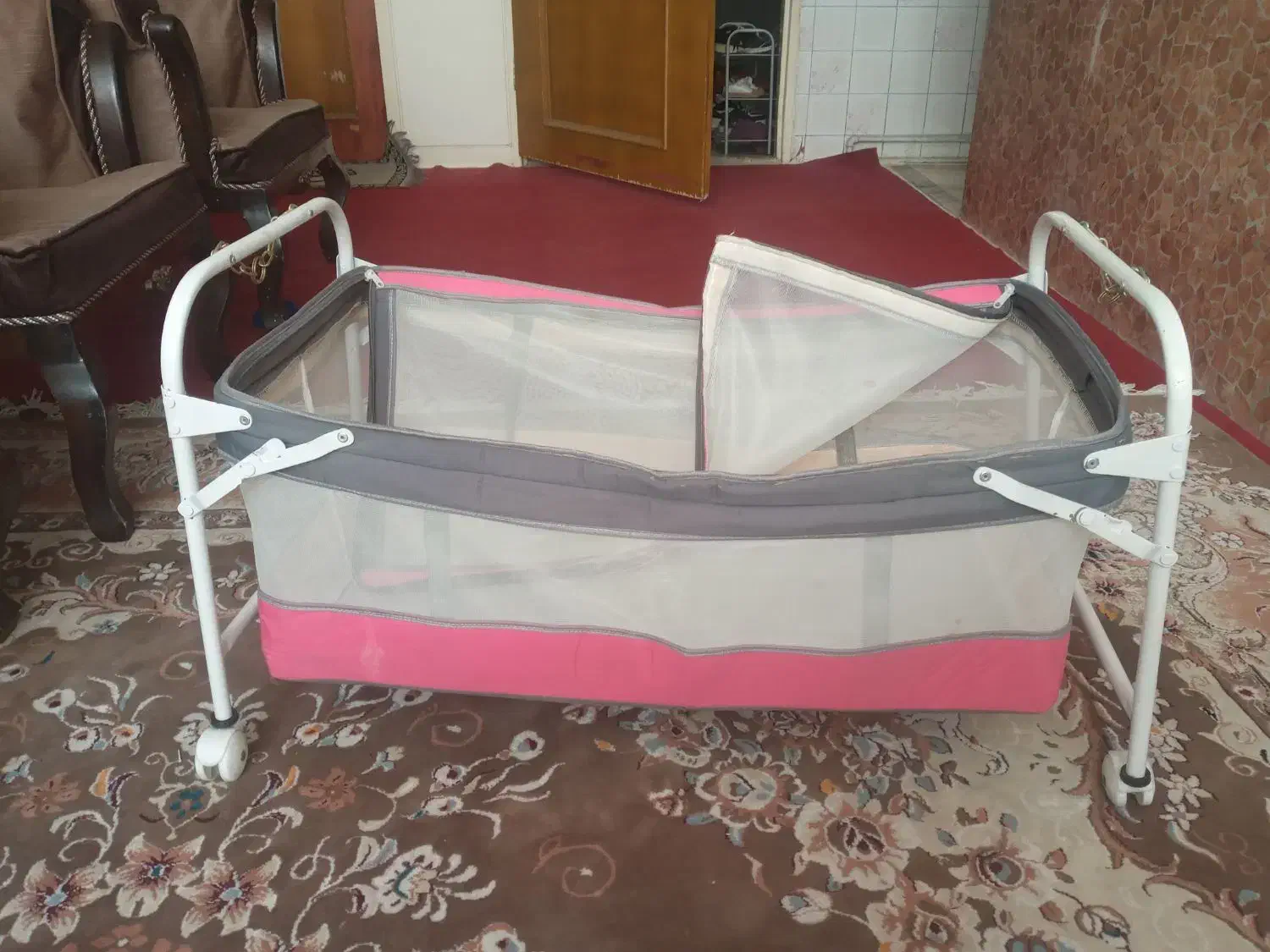 لباس بچه و گهواره و روروک|کفش و لباس بچه|اصفهان, لاله|دیوار