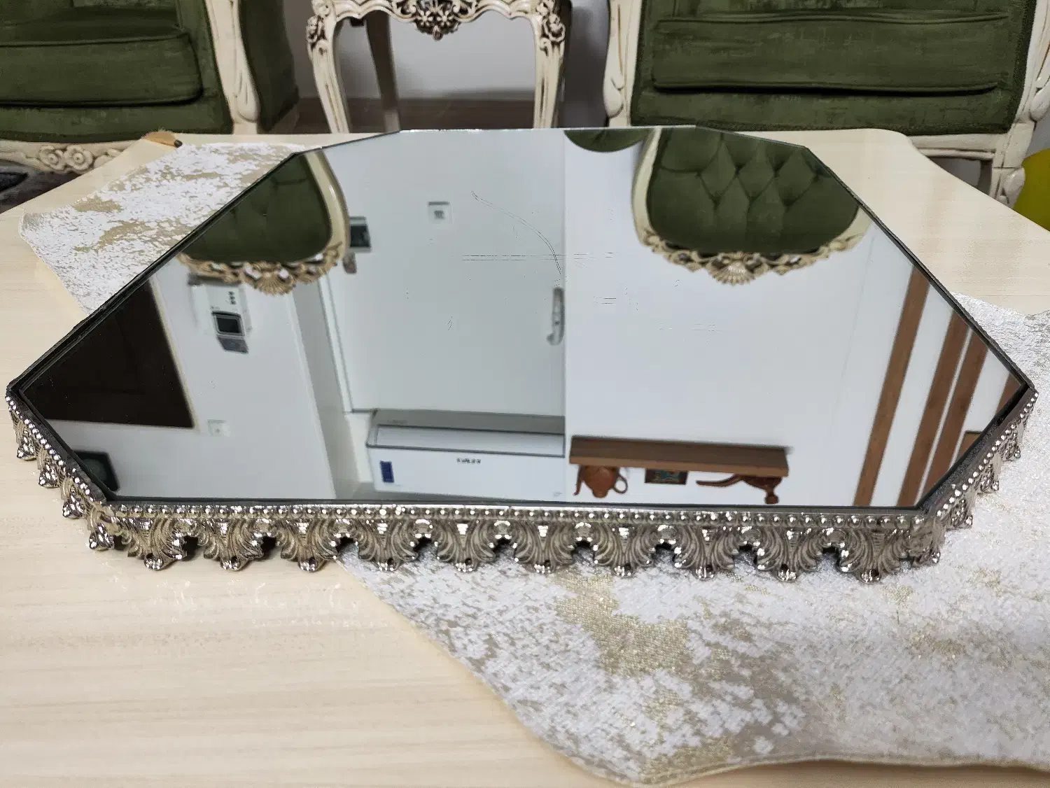 سینی آیینه ای دور نقره ای جنس خوب|صنایع دستی و سایر لوازم تزئینی|تهران, مینای جنوبی|دیوار