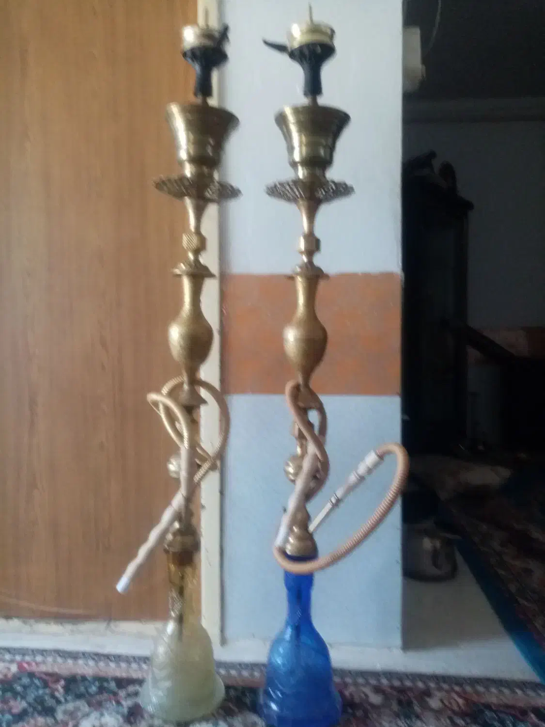 قلیان بزرگ برنجی قدیمی قلمکاری ارتفاع یک ونیم متر|کلکسیون اشیاء عتیقه|نیشابور, فردوسی جنوبی|دیوار