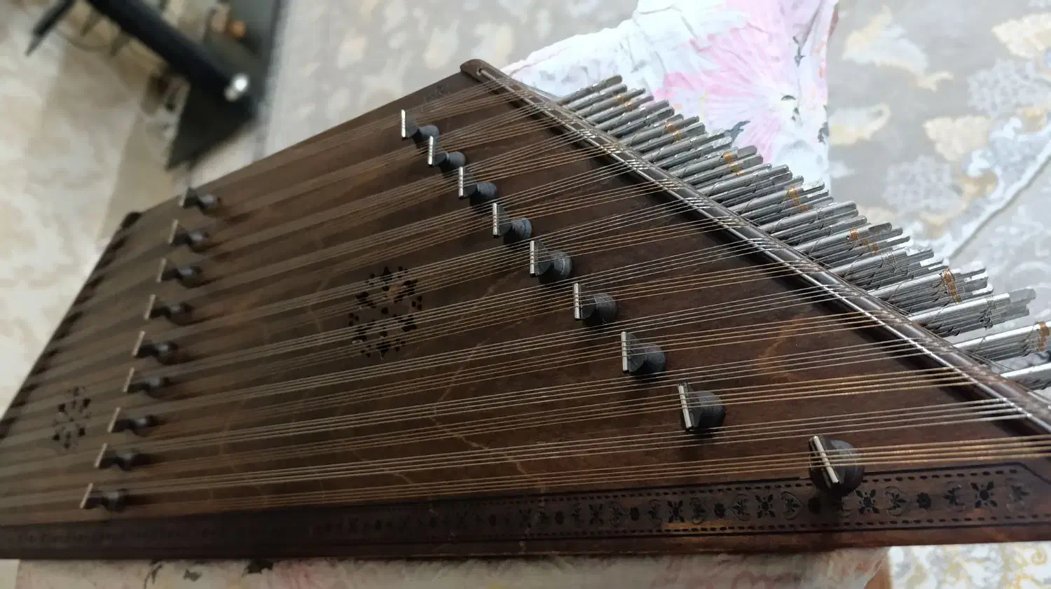 سنتور سه مهر بیحقی|سازهای سنتی|مراغه, |دیوار