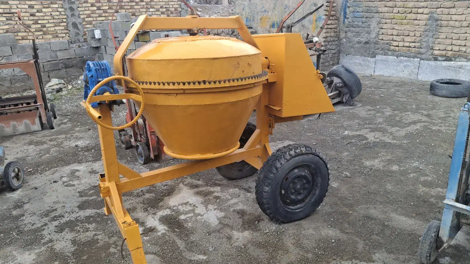 تعدادی بلوک زنی ،میکسر و بالابر(بلوک زن بتونیرهمزن|ماشینآلات صنعتی|کرمانشاه, |دیوار