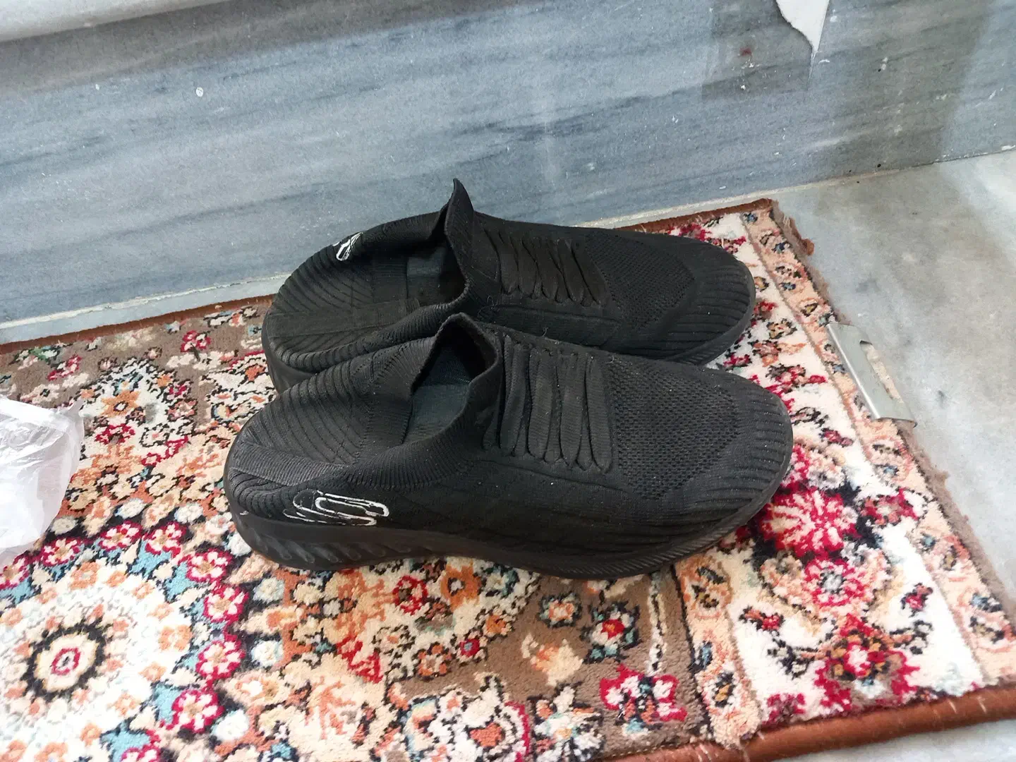 کفش کتانی عوض شده|اشیا|قم, منبع آب|دیوار