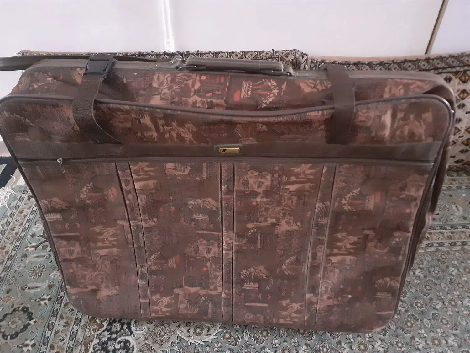 چمدان بزرک|کیف، کفش، کمربند|شاهینشهر, فردوسی|دیوار