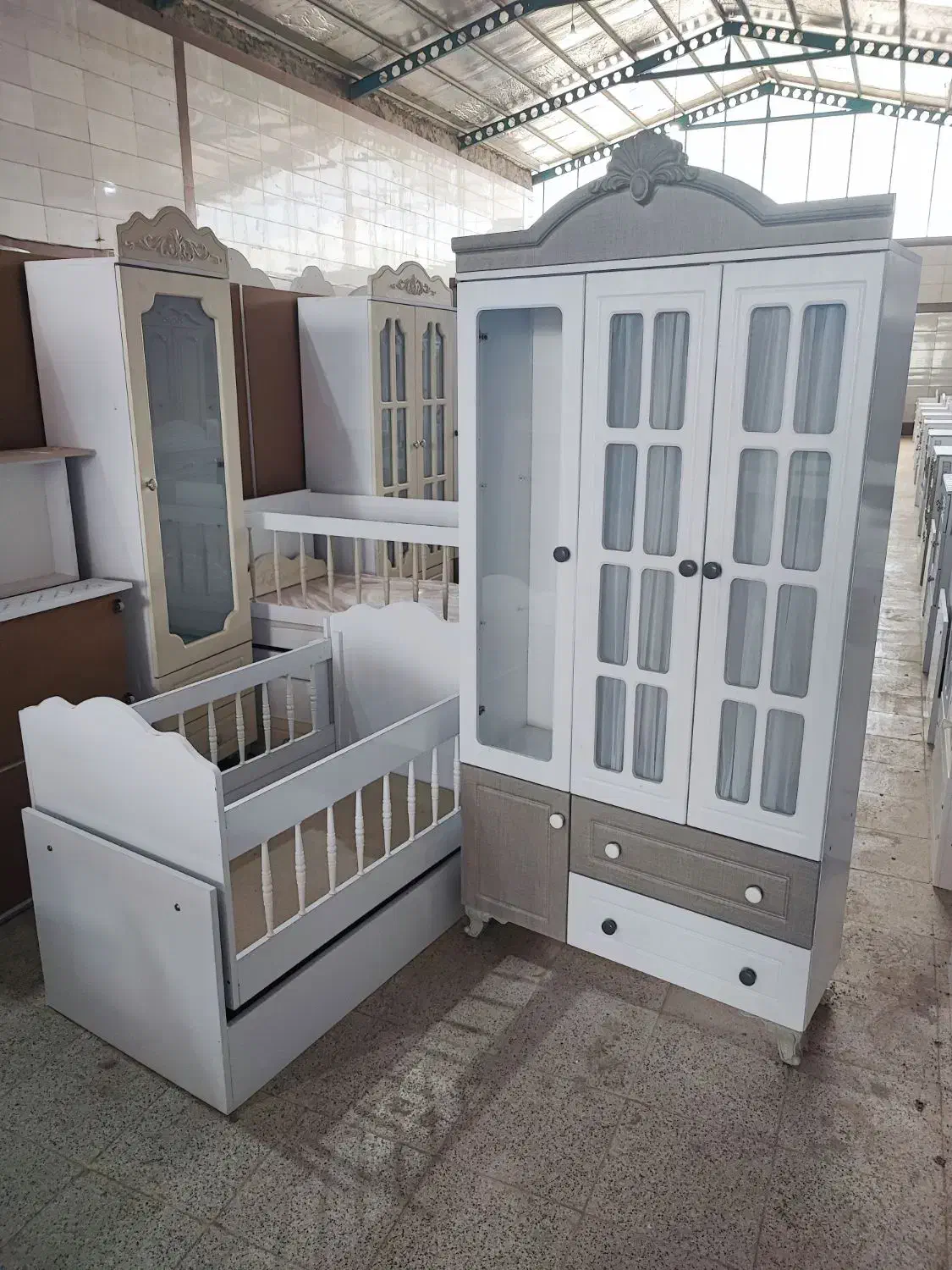 کمد ۳ درب و تخت نوزاد گهواره ای سیسمونی بچه کودک|تخت و صندلی بچه|مشهد, شهرک امام هادی (شهرک غرب)|دیوار