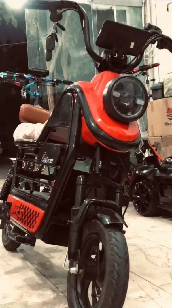 اسکوتر برقی|دوچرخه، اسکیت، اسکوتر|برخوار, |دیوار