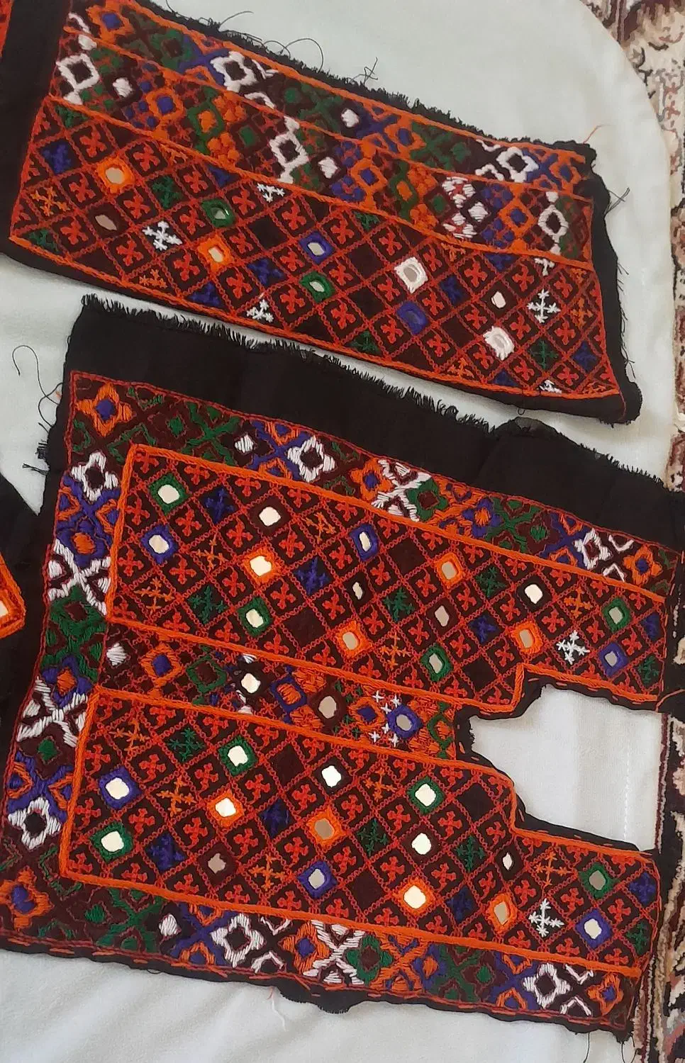 زی آستین هزارآینه، دست دوز|لباس|قرق, |دیوار