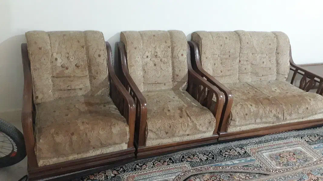 مبل ۴ نفره با یک عدد میز وسط|مبلمان خانگی و میز عسلی|اهواز, بهزاد شهر|دیوار