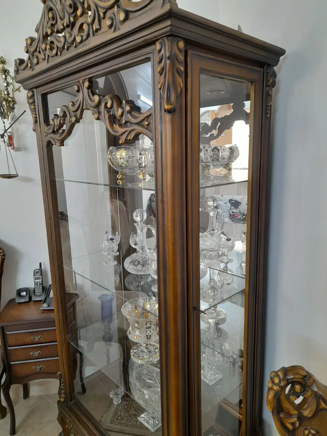 ویترین چوبی منبت کاری شده کار دست چوب راش|بوفه، ویترین، کنسول|ری, اقدسیه|دیوار