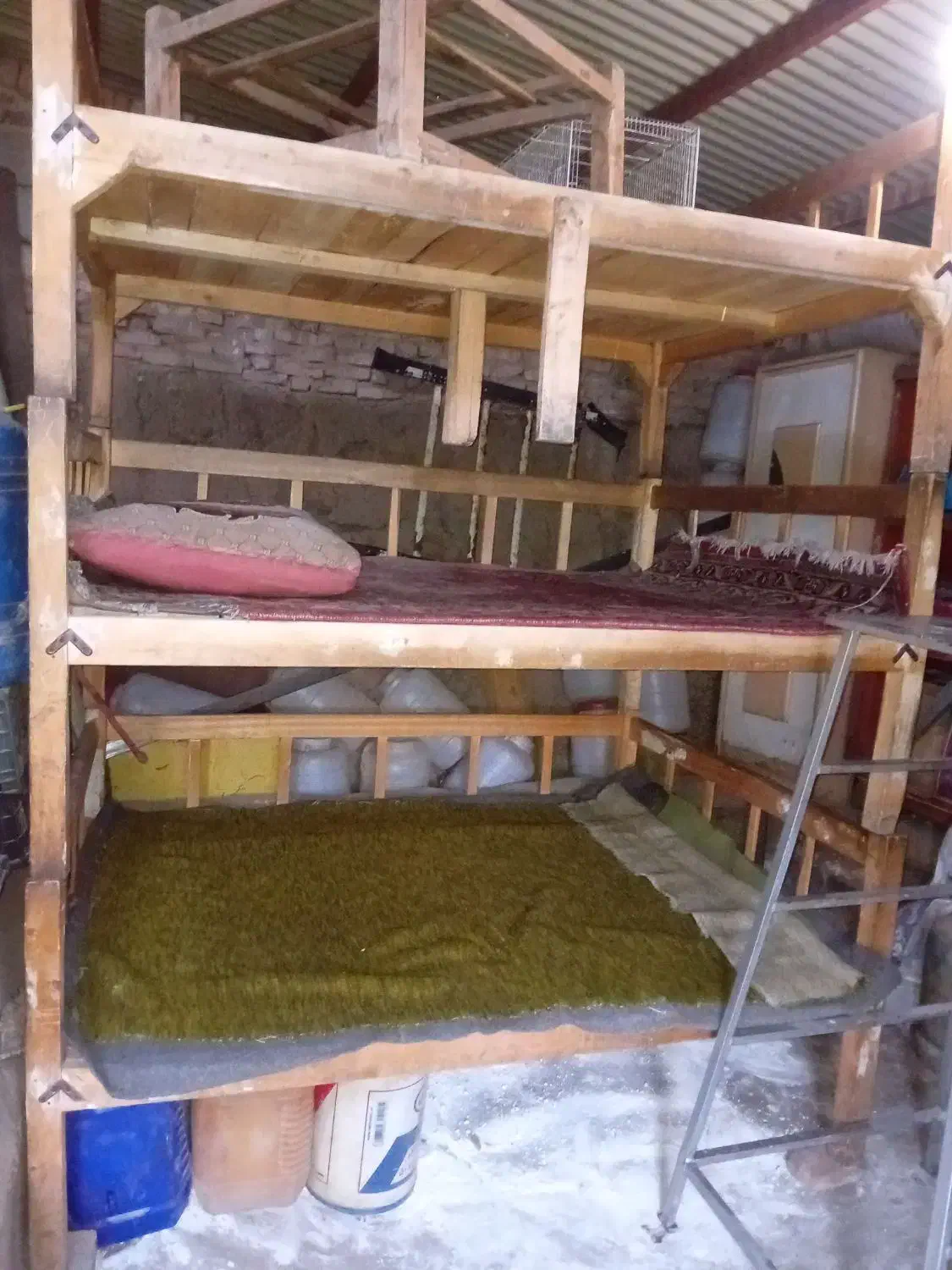 تخت و پشتی|پشتی|خوی, |دیوار