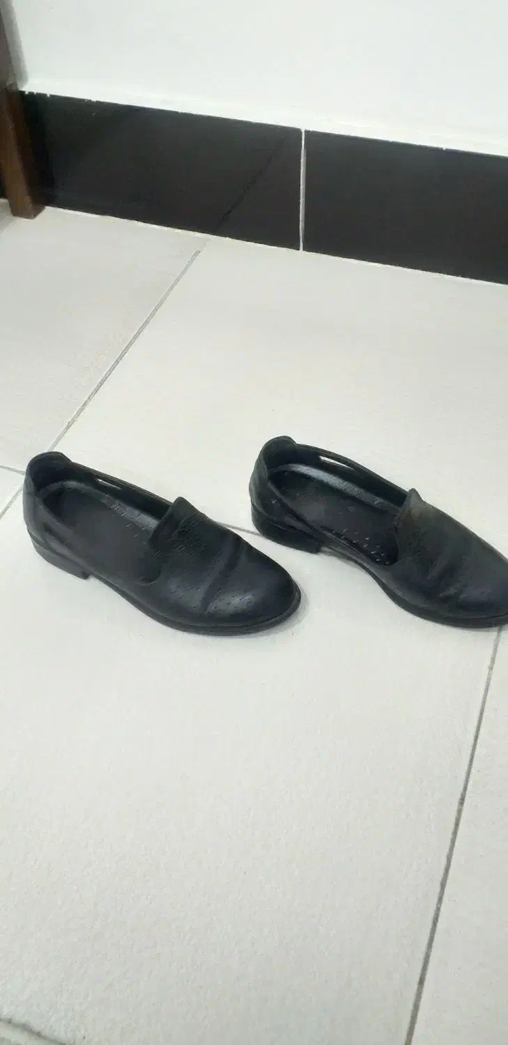 کفش چرم گاوی سایز۳۹ فقط ۵۰۰ هزار|کیف، کفش، کمربند|خرمآباد, |دیوار