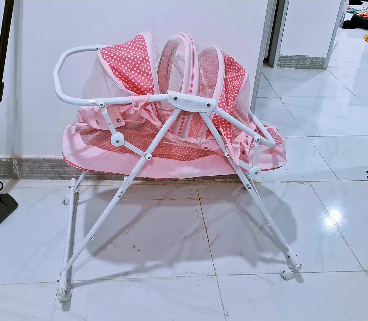 گهواره چرخ دار بچگونه|تخت و صندلی بچه|ایذه, |دیوار