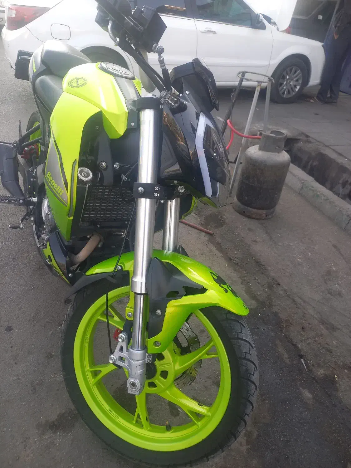 بنلی ۱۸۰ اس|موتورسیکلت|بومهن, |دیوار