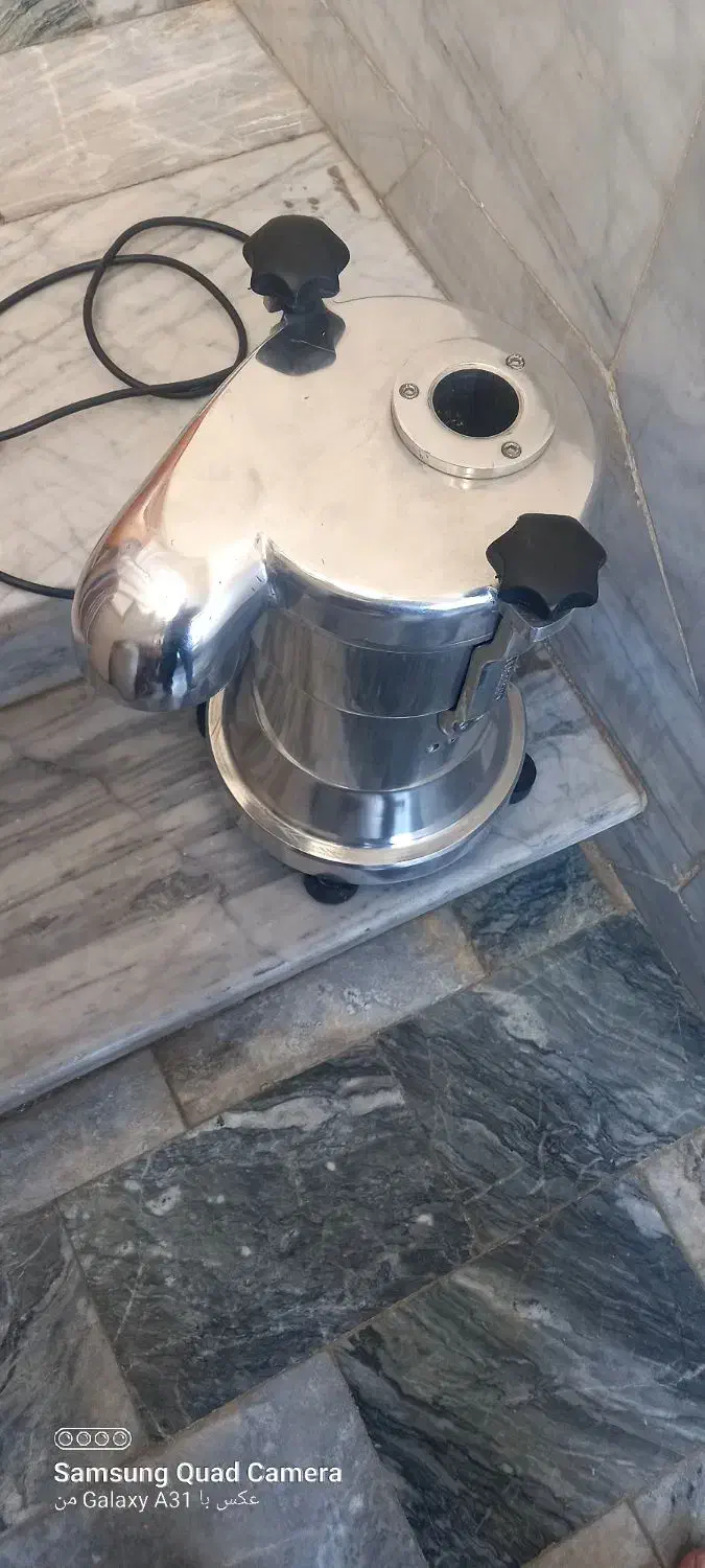 یک دستگاه آب هویچ گیری|کافیشاپ و رستوران|صحنه, |دیوار