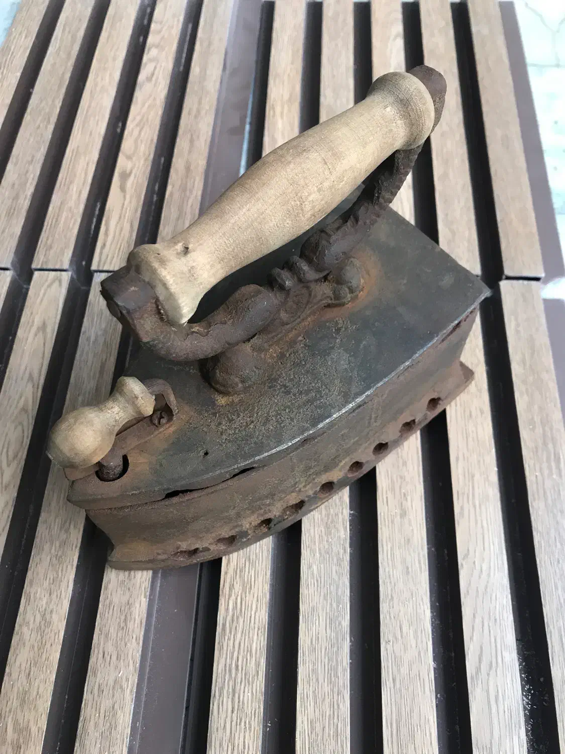 اتو زغالی|کلکسیون اشیاء عتیقه|گرگان, |دیوار