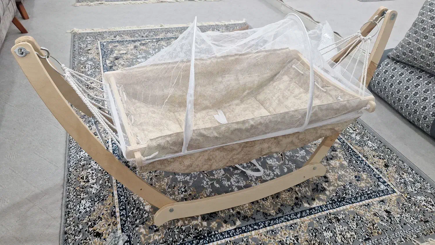 ننو چوبی|تخت و صندلی بچه|باغ ملک, |دیوار