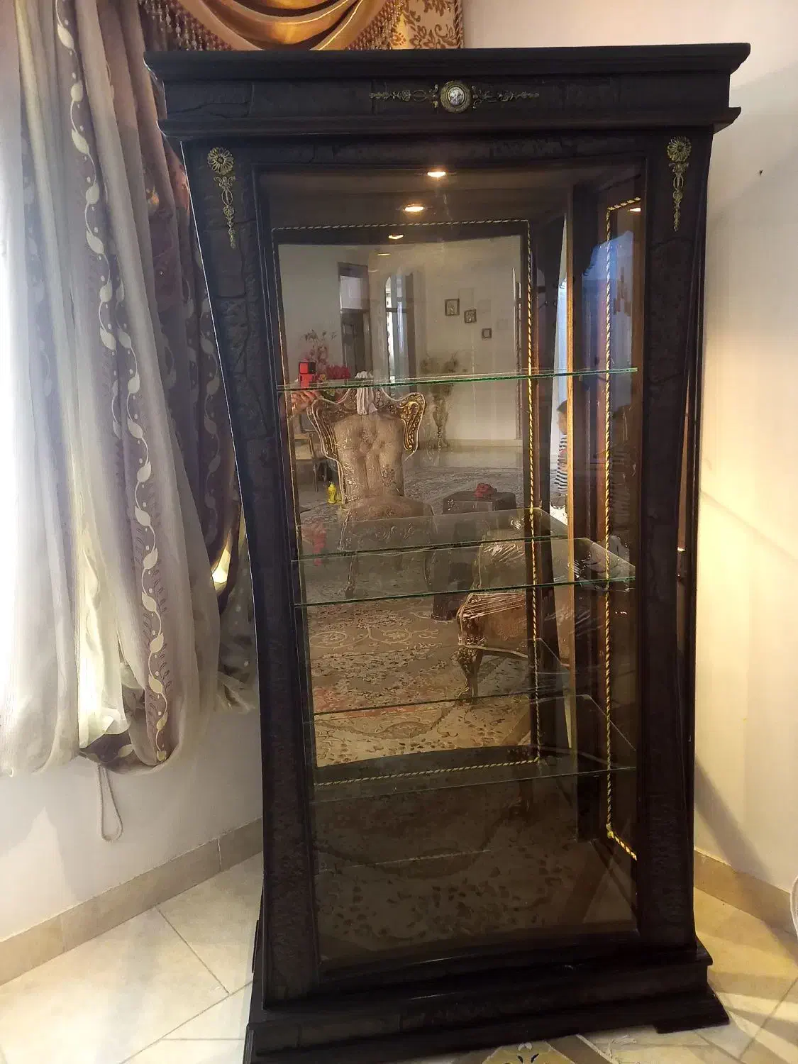 تعدادی وسایل منزل|مبلمان خانگی و میز عسلی|ایوان, |دیوار