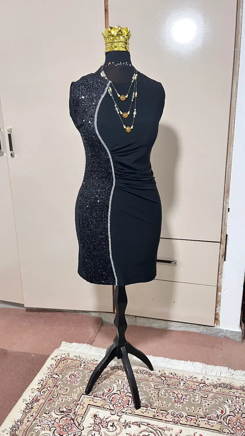 تعدادی لباس مجلسی|لباس|رشت, فرزانه|دیوار