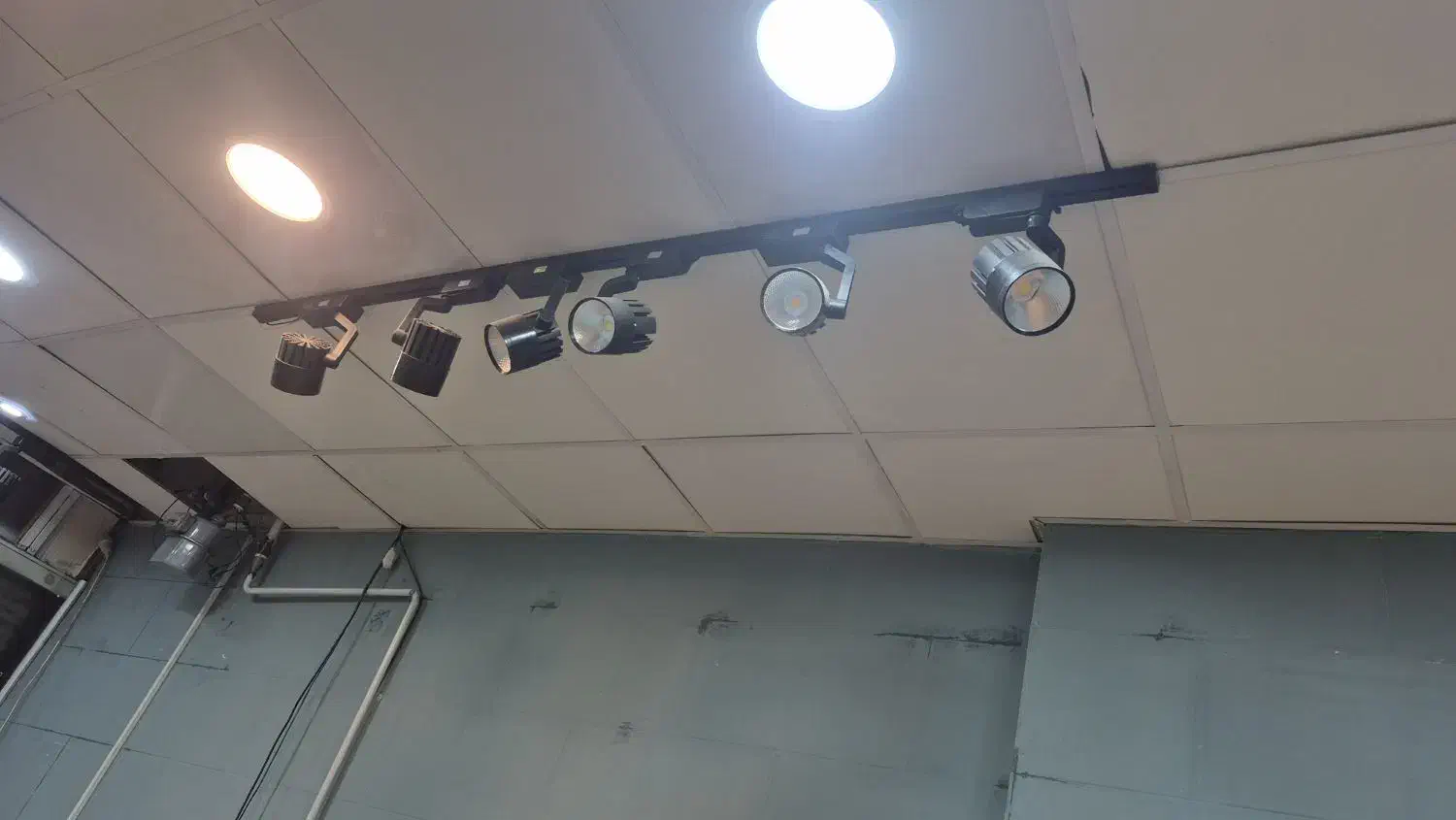 پرژکتور ریلی و هالوژن|لامپ و چراغ|بهارستان, |دیوار