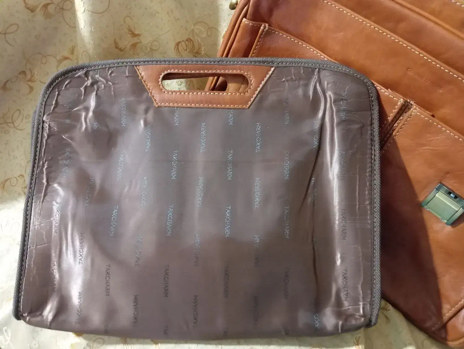 کیف چرم|کیف، کفش، کمربند|شیراز, کفترک|دیوار