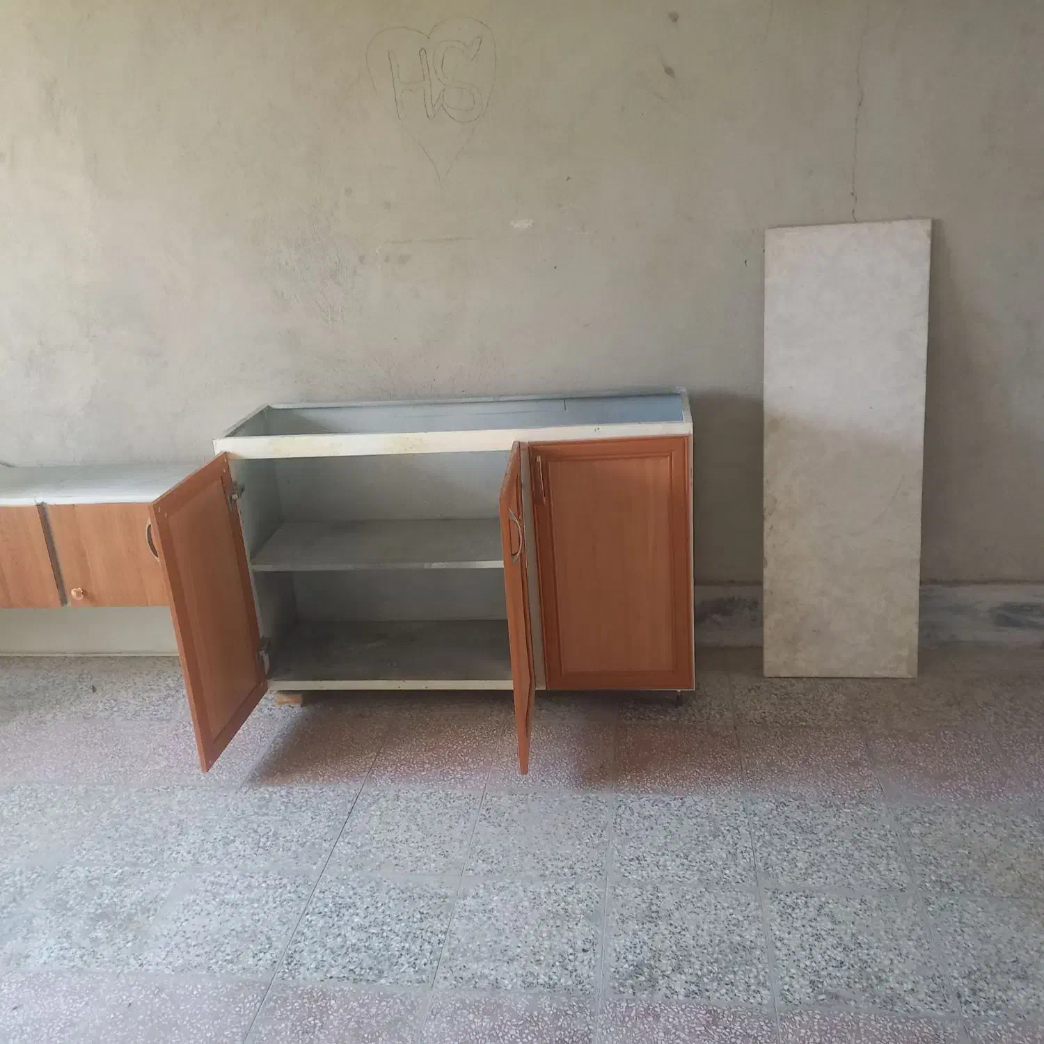 آبچکان|آب‌چکان و نظم‌دهنده ظروف|کبودرآهنگ, |دیوار