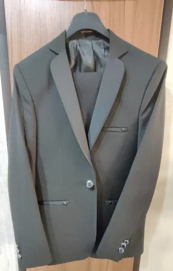 کت و شلوار|لباس|قم, باغ کرباسی|دیوار