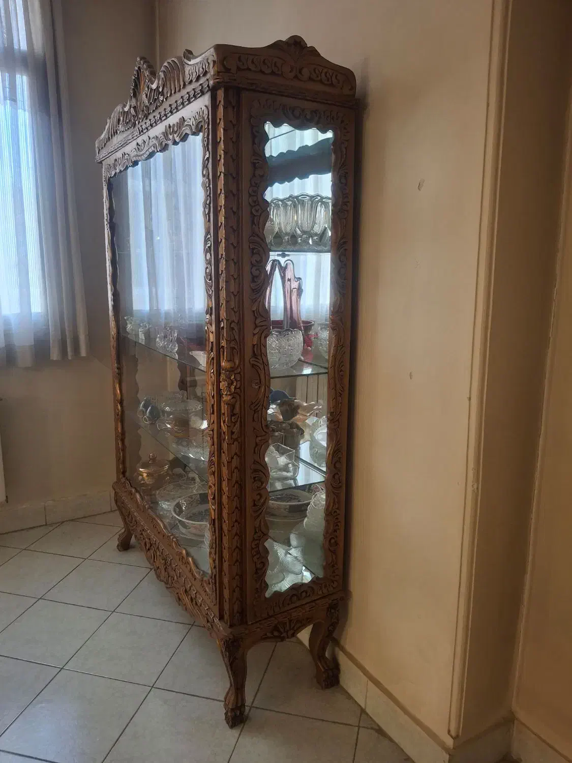 بوفه چوبی، چهار طبقه سالم رنگ طلایی، بدون زدگی|بوفه، ویترین، کنسول|تهران, سید خندان (جلفا)|دیوار