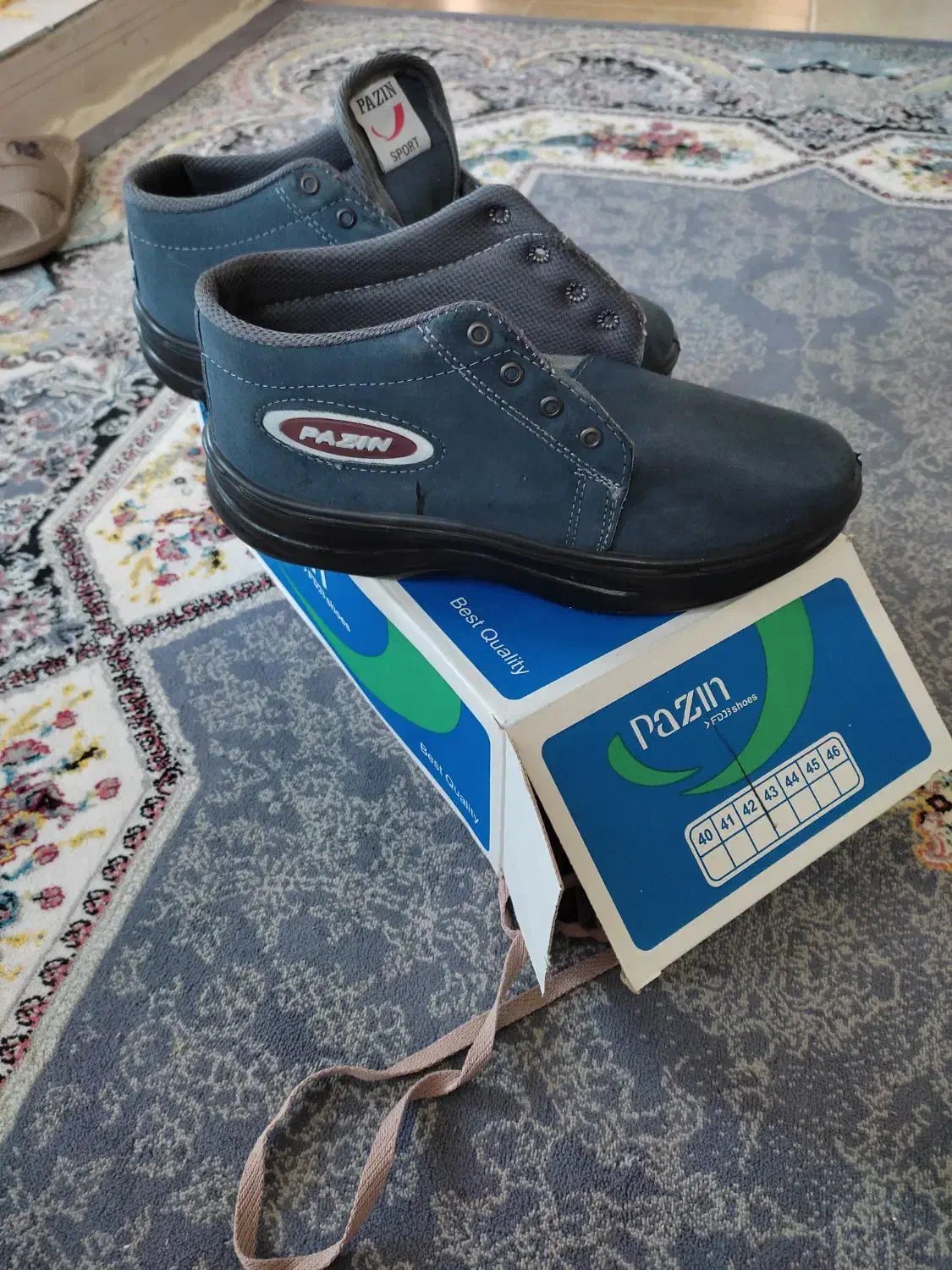 کفش کار|کیف، کفش، کمربند|مهاجران, |دیوار