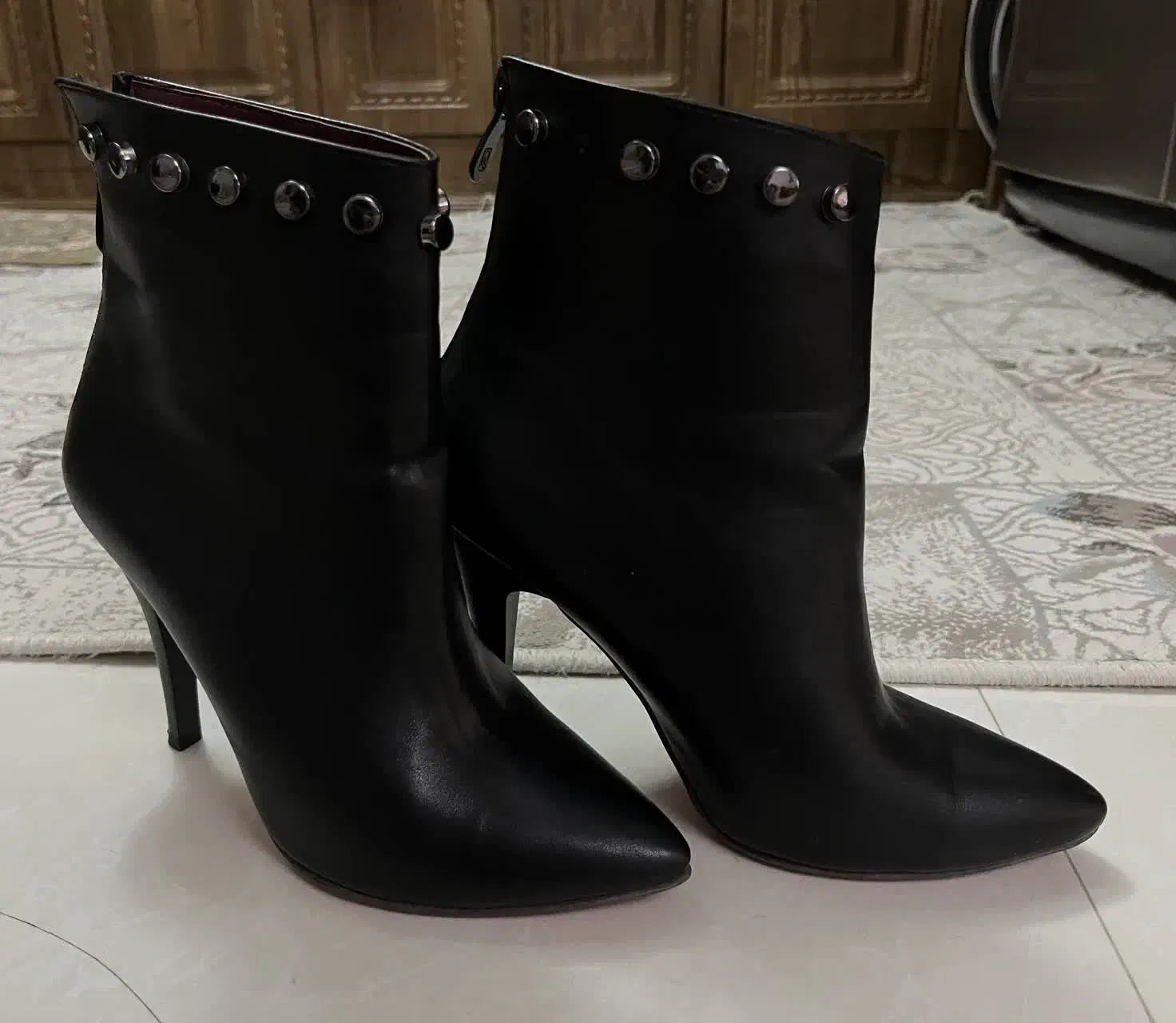 بوت کوتاه|کیف، کفش، کمربند|قم, امامزاده ابراهیم|دیوار