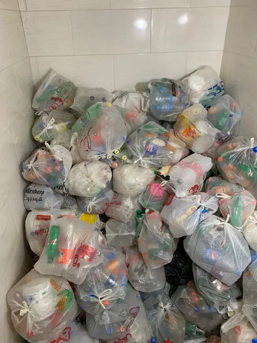 تعداد زیادی بطری و پلاستیک|ظروف نگهدارنده، پلاستیکی، یکبارمصرف|بندر انزلی, امامزاده|دیوار