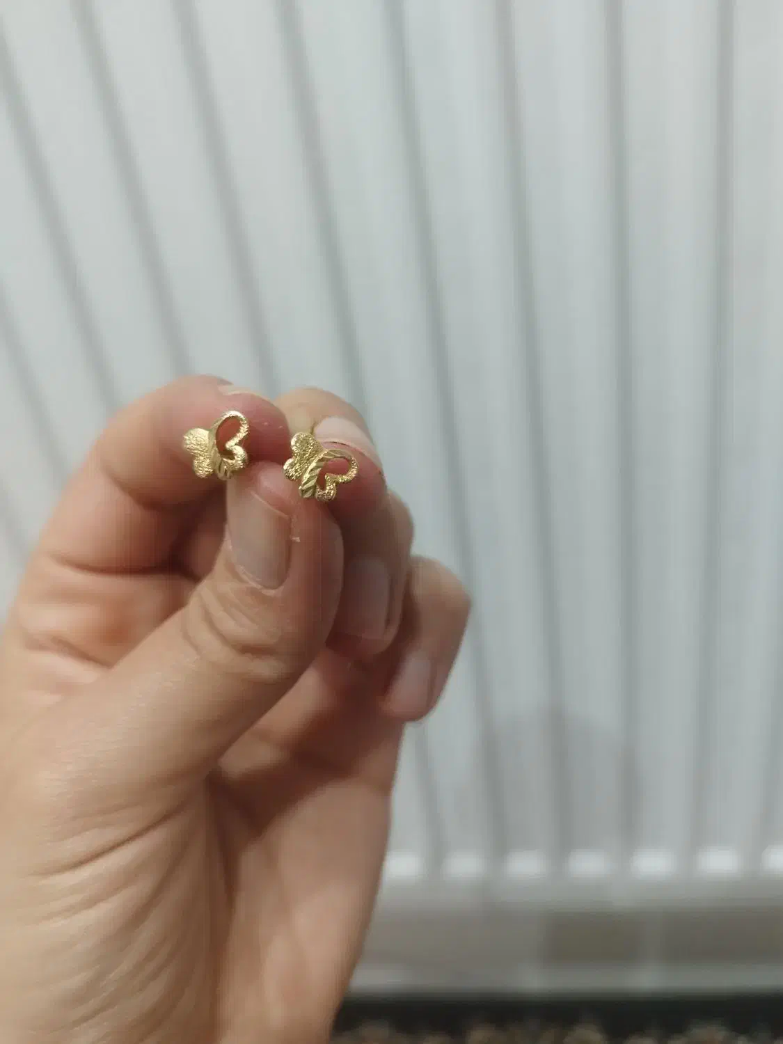 گوشواره میخی|جواهرات|ساوه, |دیوار