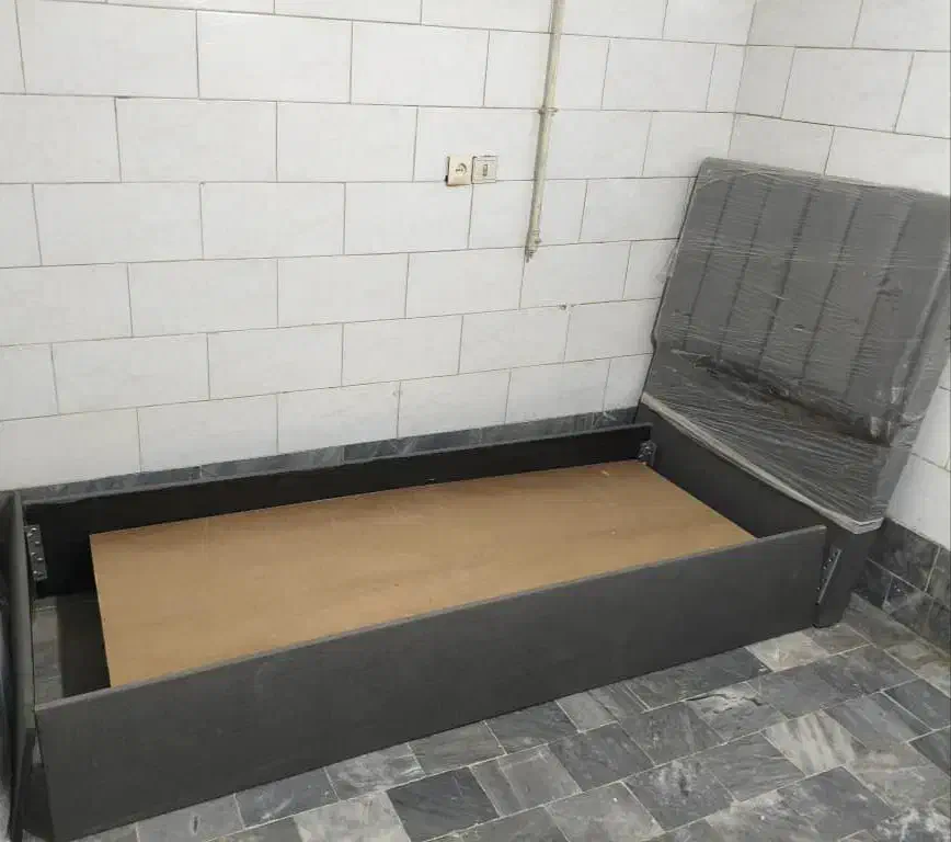 تخت یکنفره|تشک تختخواب|کاشان, باغ ماجد|دیوار