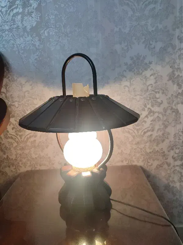 آباژور چوبی فقط بالای شیشه اش شکسته|چراغ خواب و آباژور|تبریز, |دیوار