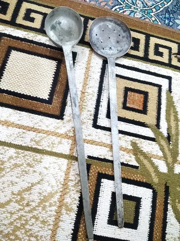 با سلام دو عدد کفگیر و ملاقه مسی قدیمی سنگین وزن|کلکسیون اشیاء عتیقه|خرمآباد, |دیوار