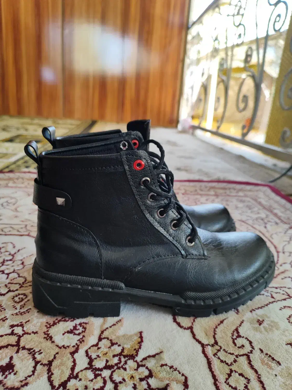 نیم بوت|کیف، کفش، کمربند|صومعه‌سرا, |دیوار