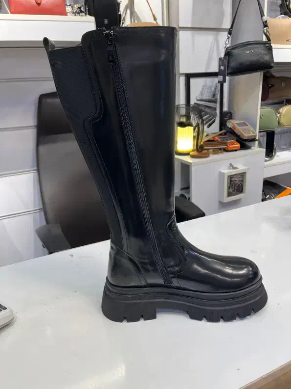 بوت بلند|کیف، کفش، کمربند|رشت, پیرسرا|دیوار