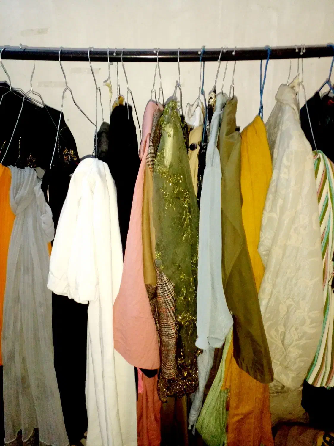 تعدادی‌لباس|لباس|زابل, |دیوار