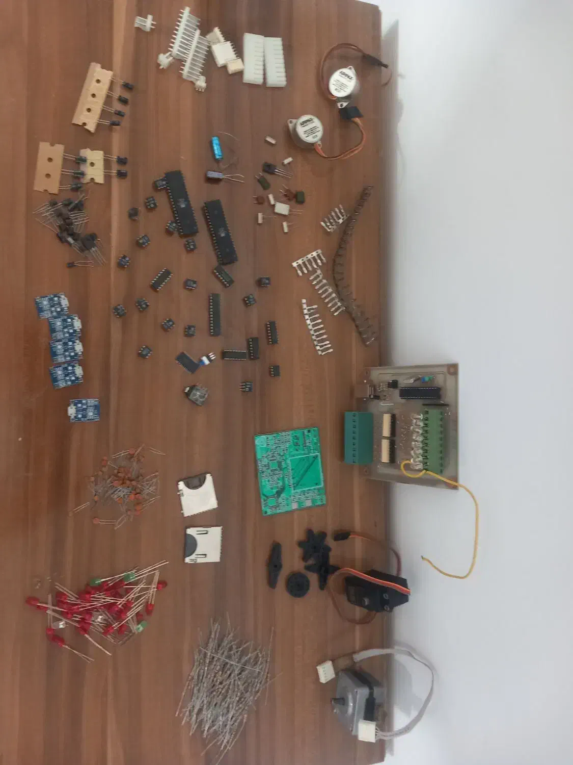 تعدادی قطعات الترونیک|قطعات و لوازم جانبی رایانه|بابل, |دیوار