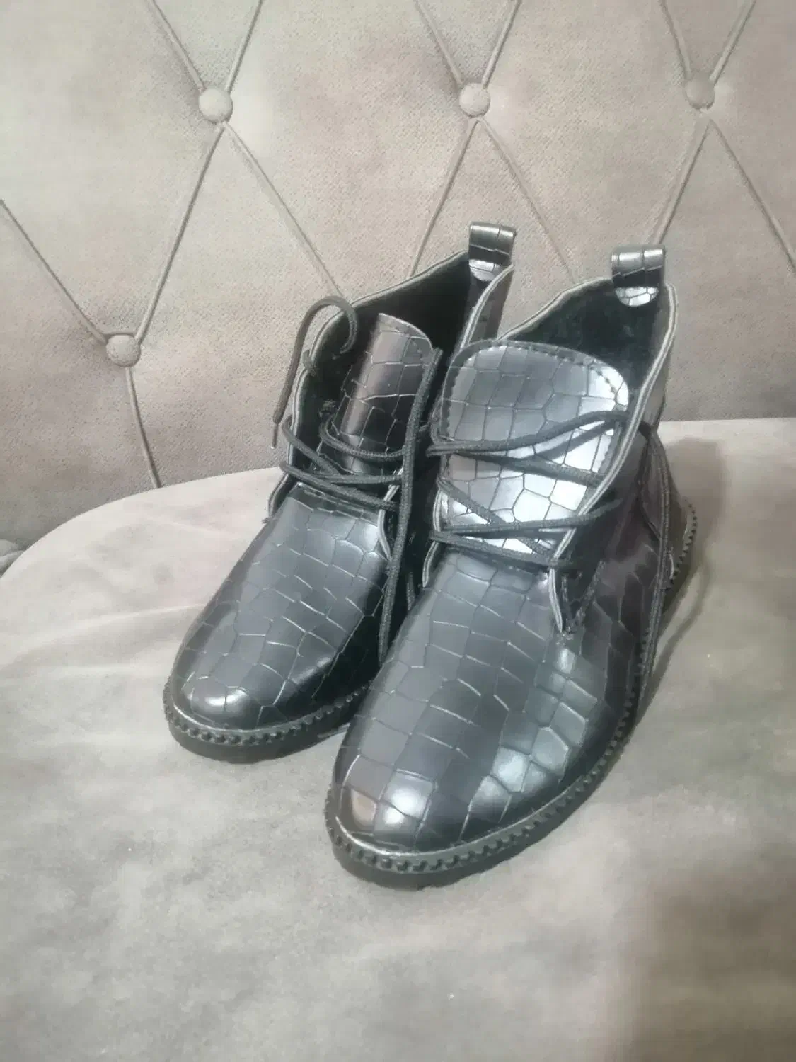 کفش نو|کیف، کفش، کمربند|شیراز, کوشک میدان|دیوار