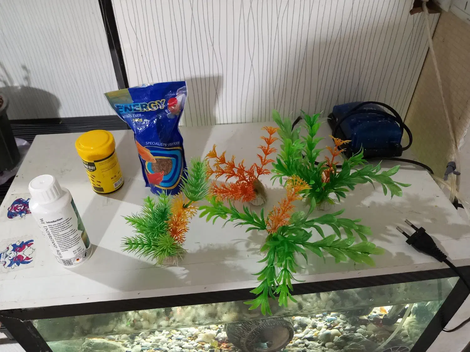 یک عدد آکواریوم|ماهی|سیاهکل, |دیوار