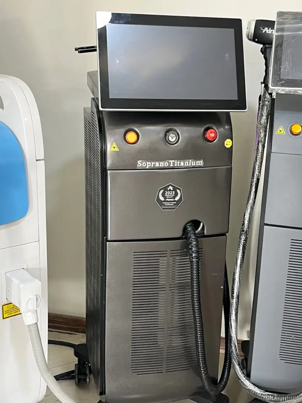 لیزر تیتانیوم ۱۶۰۰ وات کار کرده|آرایشی، بهداشتی، درمانی|تهران, میرداماد|دیوار