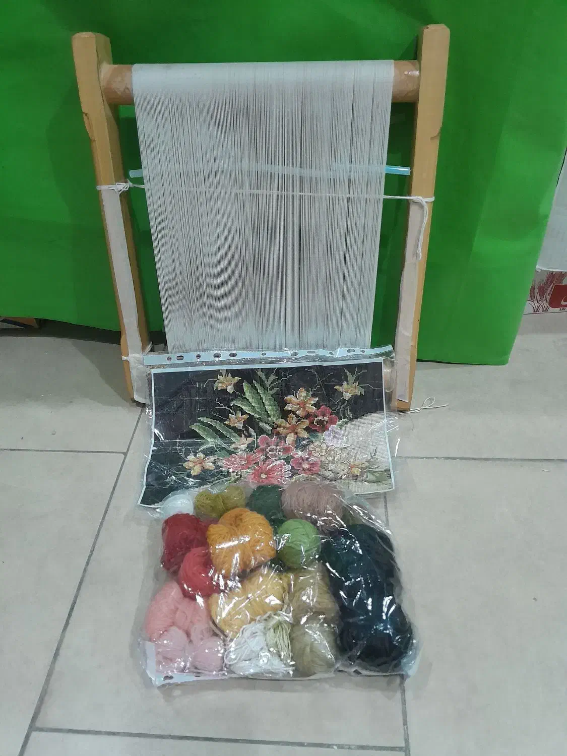 دار قالی کوچک ۵۰۰ هزار تعدادی تابلو فرش دستباف ۵۰۰|تابلو فرش|قم, باجک یک|دیوار