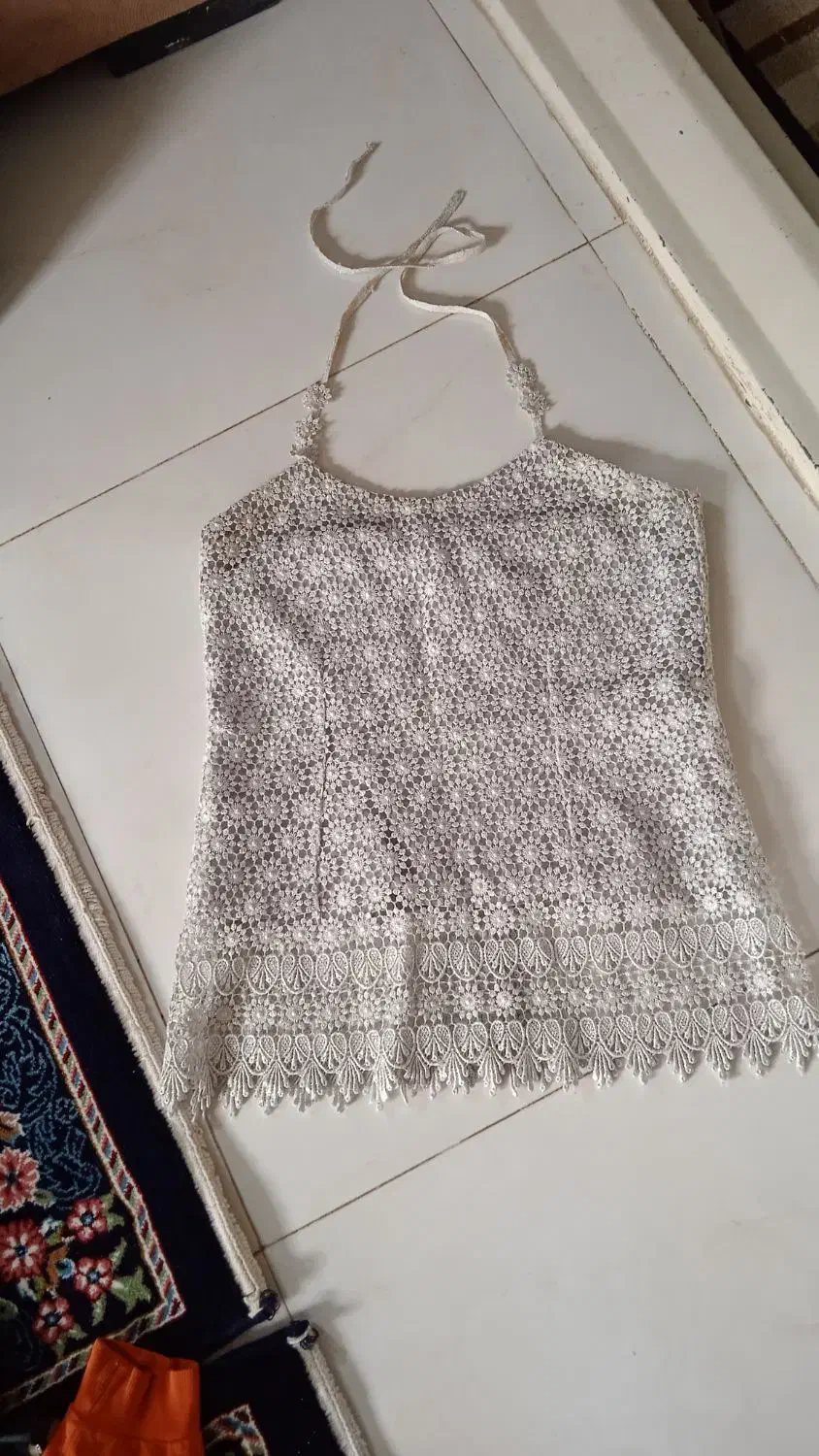 مقداری لباس تمیز ومرتب|لباس|نیشابور, گنبد سبز|دیوار