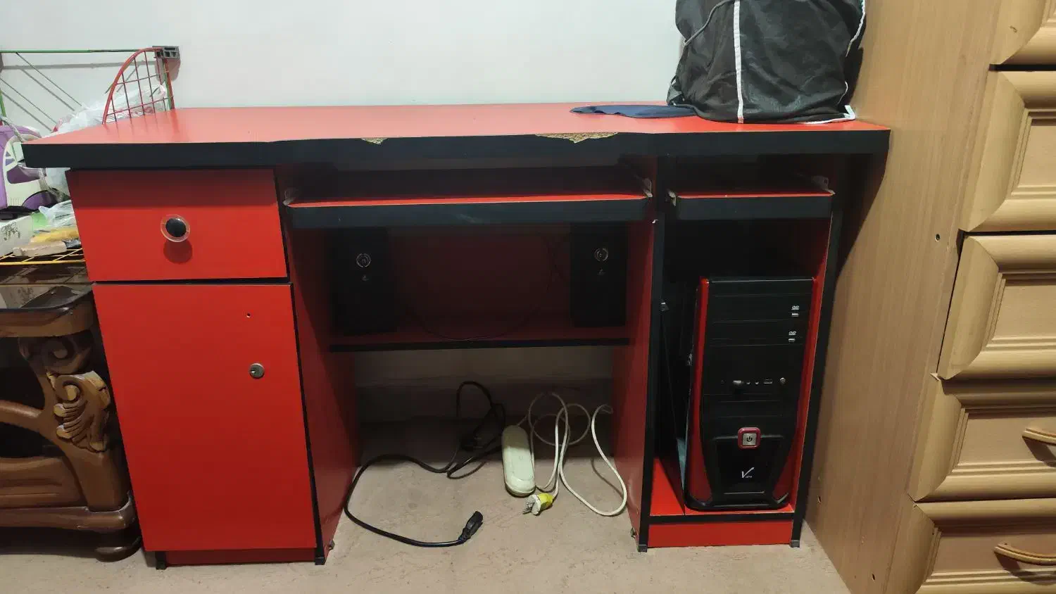 میز کامپیوتر محکم و تمیز|میز تحریر و کامپیوتر|نسیم‌شهر, |دیوار