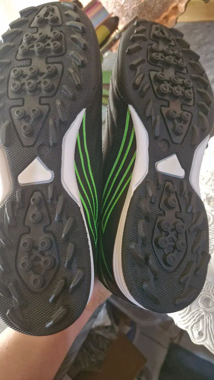 کفش ورزشی مناسب چمن|کیف، کفش، کمربند|خوی, |دیوار