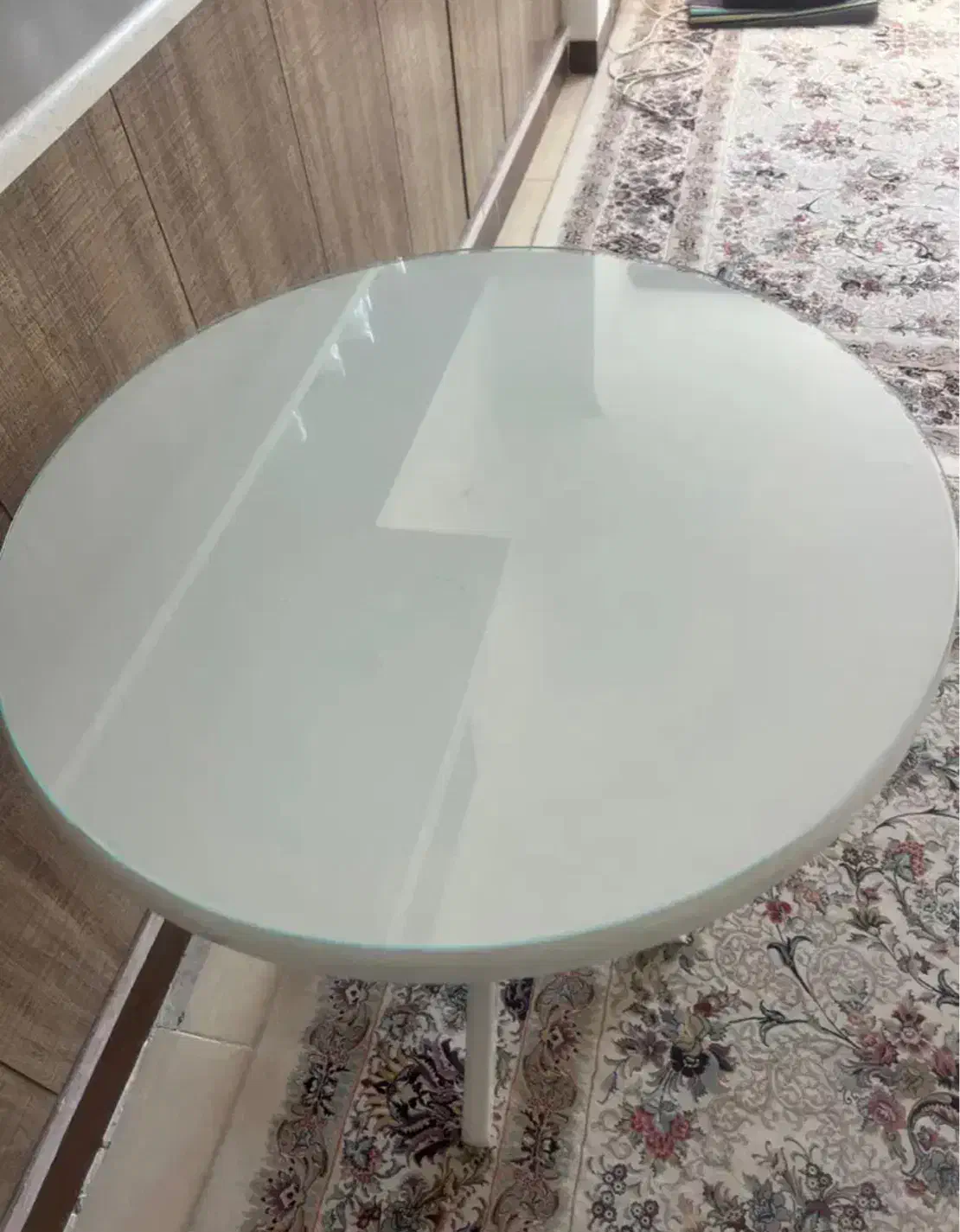 میز چوبی گرد|میز و صندلی غذاخوری|حمیدیا, |دیوار