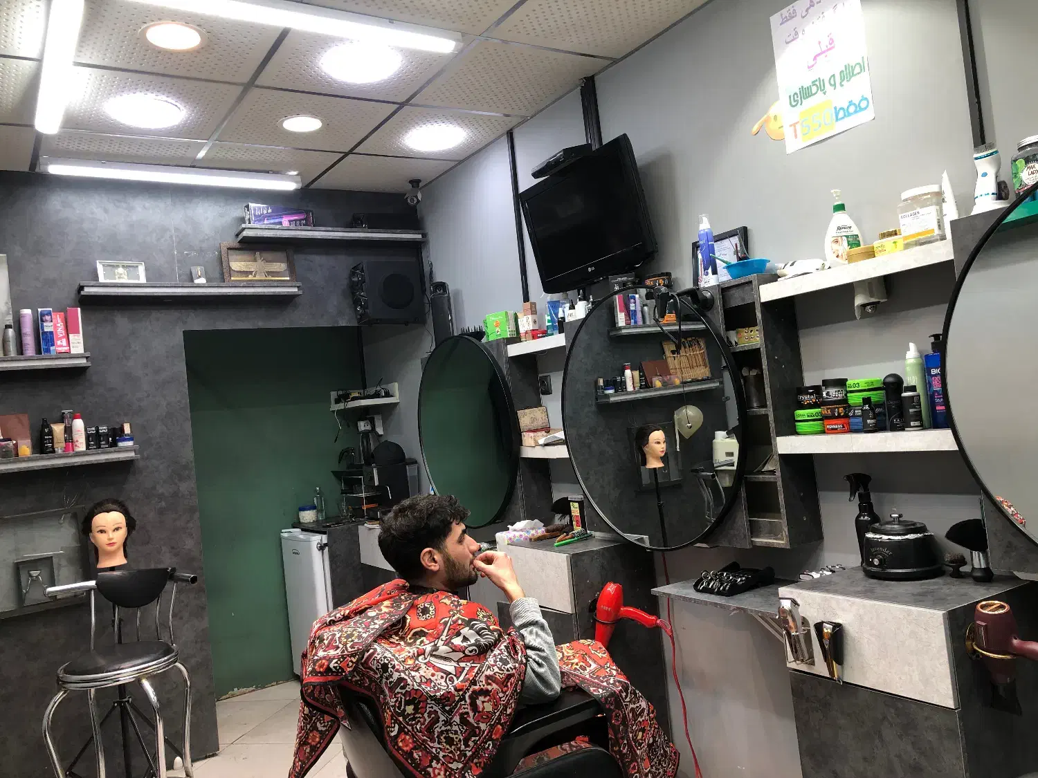 دکور ارایشگاه|آرایشگاه و سالن‌های زیبایی|مشهد, شهید معقول|دیوار