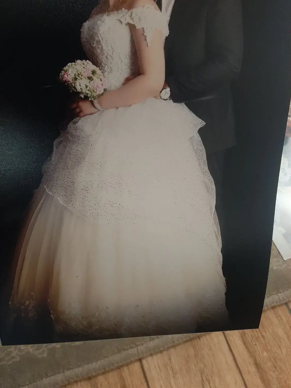 لباس عروس دنباله دار|لباس|شیروان (خراسان), |دیوار