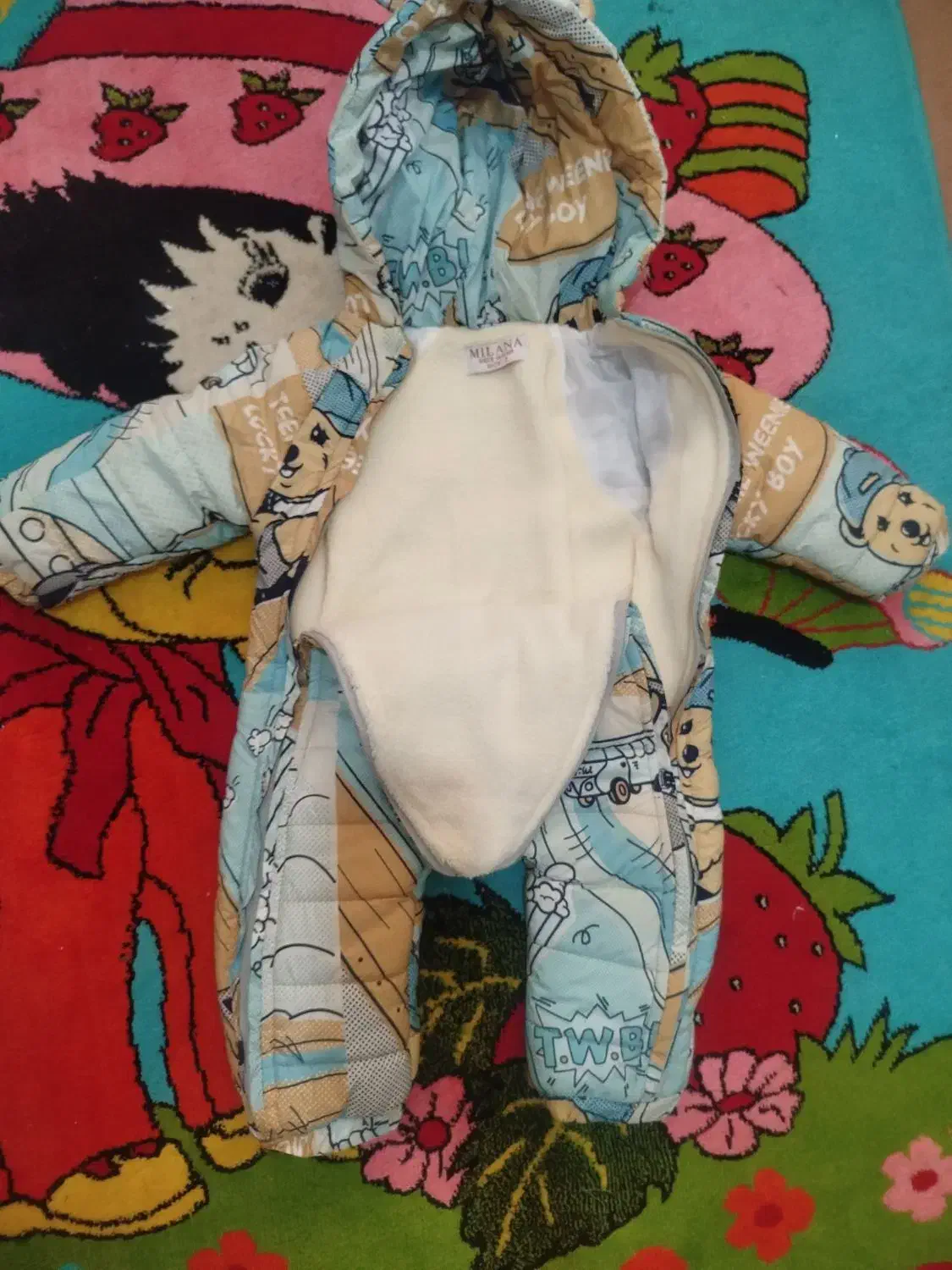 کاپشن سرهمی|کفش و لباس بچه|میانه, |دیوار